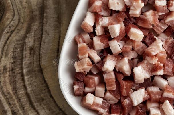 意大利人非燻制的咸猪肉,培根立方形的东西,将切成小方块火腿,切了猪肉采用正方形