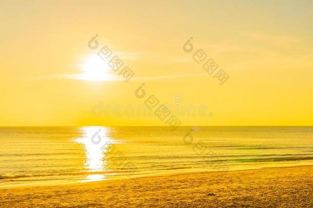 美丽的热带的自然海滩海洋在日落或日出