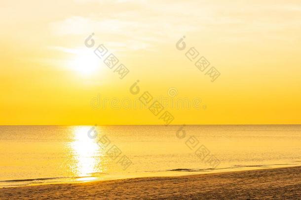 美丽的热带的自然海滩海洋在日落或日出