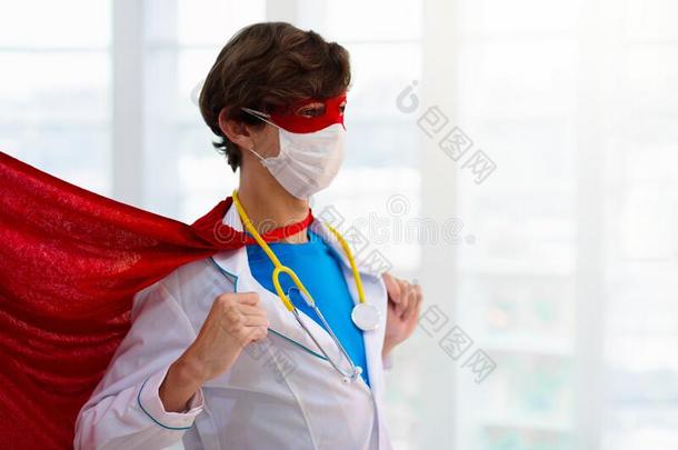 医生或护士采用面容面具和超级英雄斗篷
