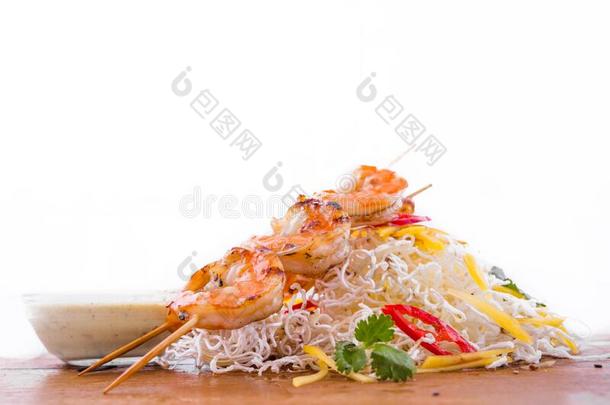 <strong>虾</strong>串肉扦采用椰子<strong>咖喱</strong>食品和亚洲人调味汁向一木制的bo一r