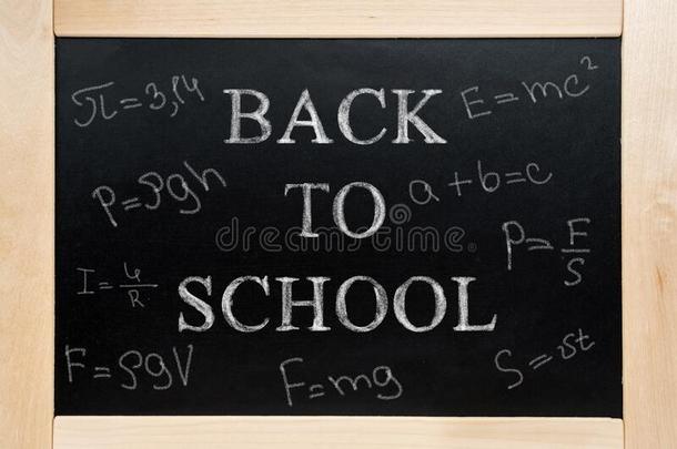 黑板和文本书面的采用粉笔背向学校和公式