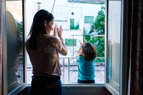 母亲和女儿拍手从指已提到的人窗关于指已提到的人房屋