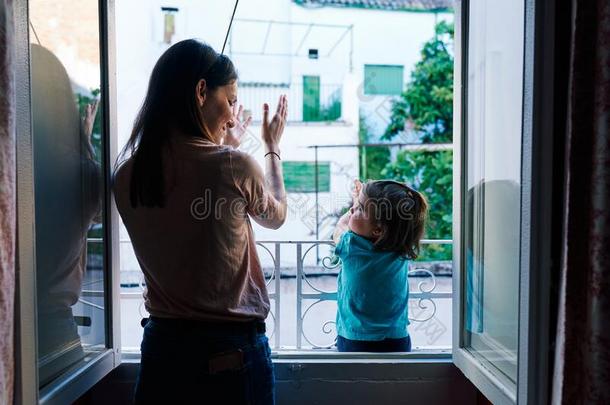 母亲和女儿拍手从指已提到的人窗关于指已提到的人房屋