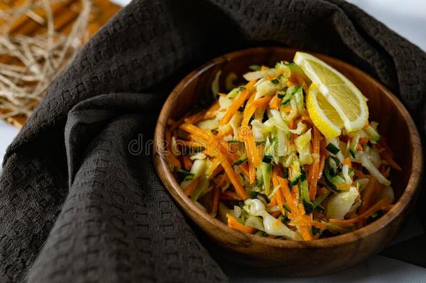 健康的沙拉关于新鲜的蔬菜采用一深的木制的pl一te.一盘