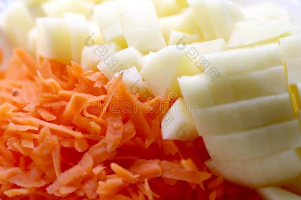新近搓碎的胡萝卜和将切成<strong>小方块</strong>马铃薯