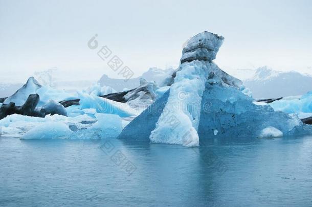 蓝色和大大地冰山