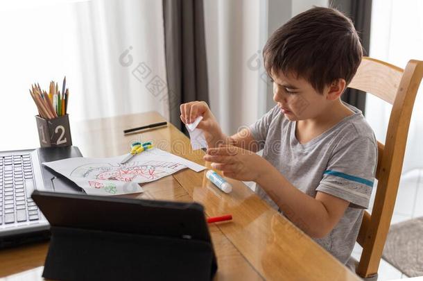 小的男孩学习从家,距离学问,在线的教育