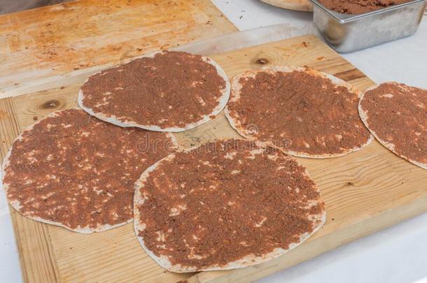 传统的土耳其的意大利薄饼,叫拉马昆,存在事先准备好的和