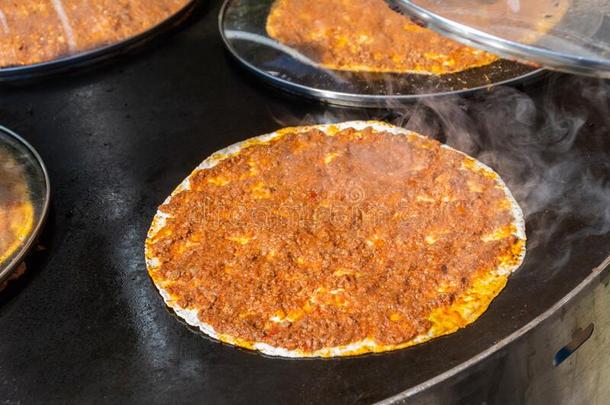 传统的土耳其的意大利薄饼,叫拉马昆,存在事先准备好的和