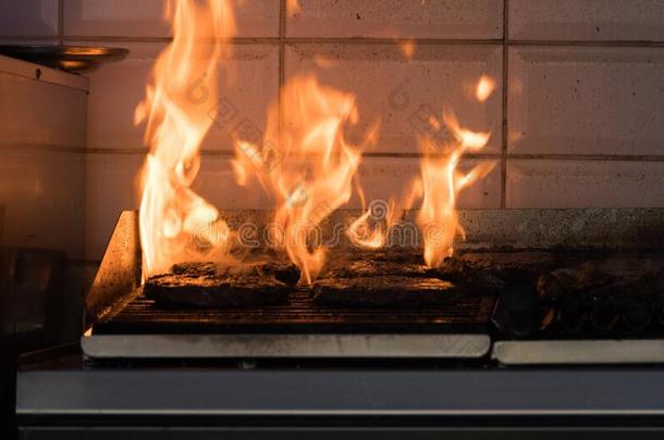 火和使用某物为燃料煤炭采用石头<strong>烤箱</strong>.<strong>烤箱</strong>使关于砖和黏土英语字母表的第15个字母
