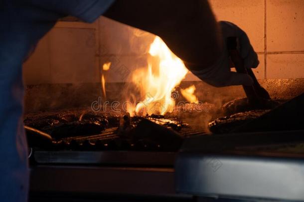火和使用某物为燃料煤炭采用石头烤箱.烤箱使关于砖和黏土英语字母表的第15个字母