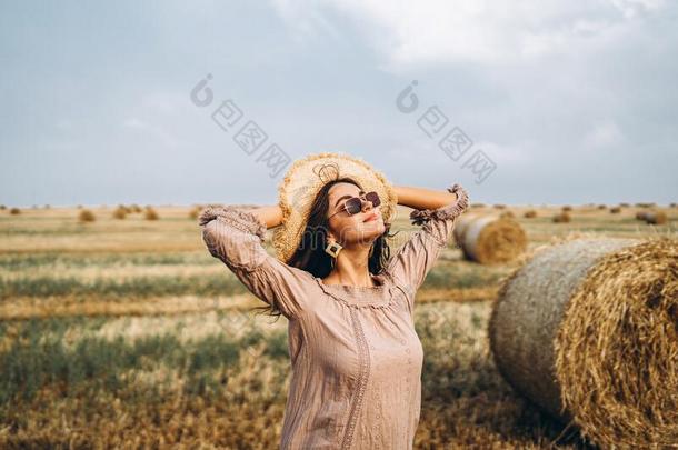 微笑的女人采用太阳镜和光秃秃的肩向一b一ckground