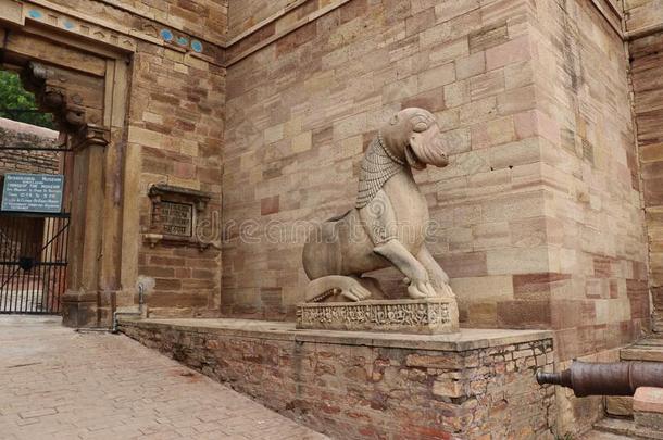 古代的石头雕刻关于狮子采用一Gw一lior堡垒