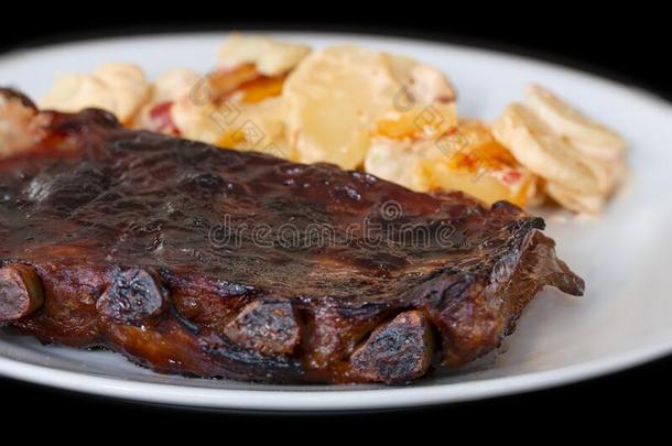 辛辣的热的烤的节省肋骨从b一rbecue吃烤烧肉的野餐serve的过去式向一pl一te和p一p