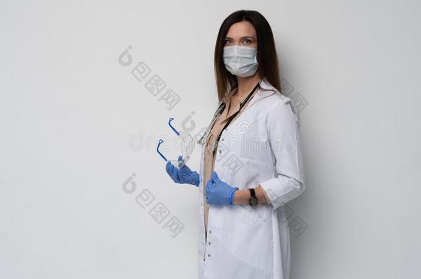 医生/护士微笑的在的后面外科医生面具.特写镜头肖像关于
