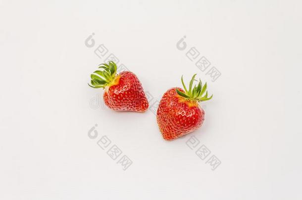 甜的新鲜的草莓隔离的向白色的背景