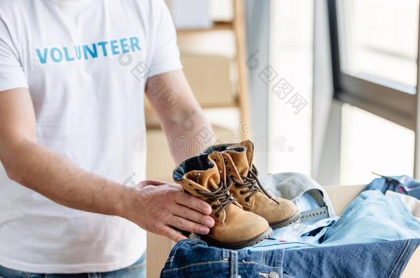 裁切不正的看法关于志愿者佃户租种的土地小孩鞋子在期间起立在近处