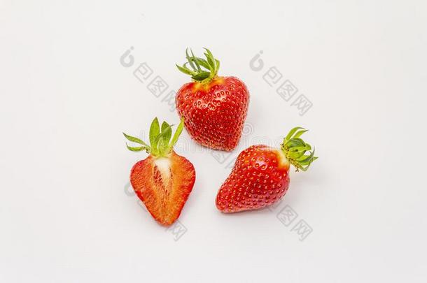 甜的新鲜的草莓隔离的向白色的背景