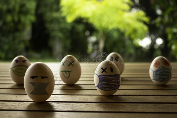 有趣的卵和人面容.卵使人疲乏的面容面具或col或ed