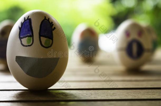 有趣的卵和人面容.卵使人疲乏的面容面具或col或ed