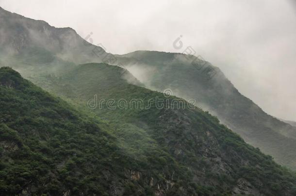 云景下来到之上绿色的山一起指已提到的人扬子江河
