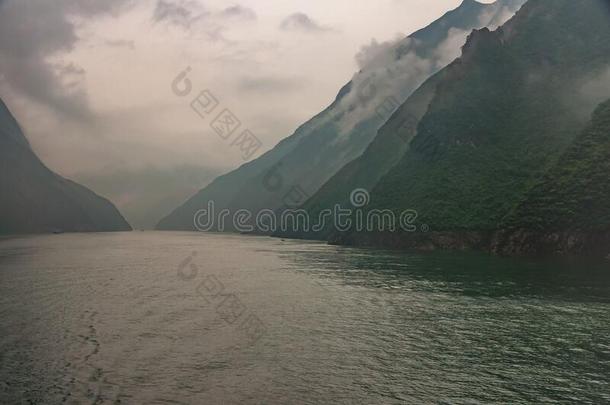 看法进入中多雾的扬子江河曲塘山峡,白帝城,中国