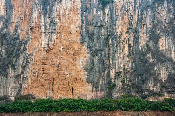 特写镜头关于悬崖一起扬子江河曲塘山峡,白帝城,英语字母表的第3个字母