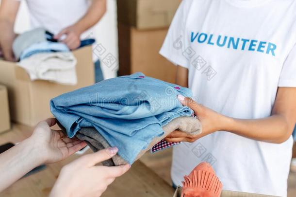 裁切不正的看法关于志愿者礼物衣服向女人采用慈善center中央