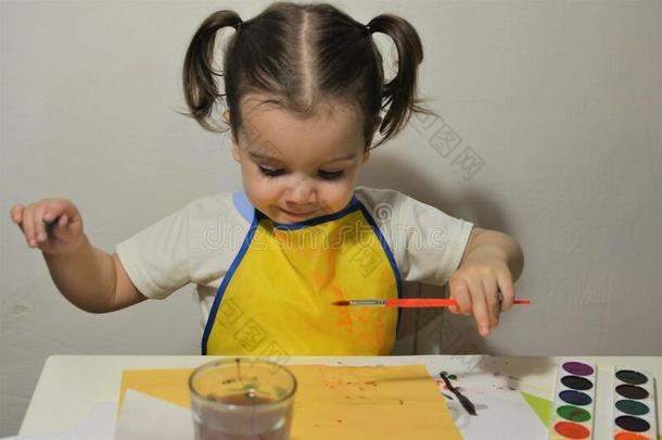一小的女孩绘画颜料采用水彩画