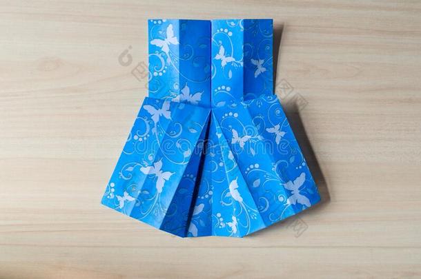 折纸手工蓝色衣服从蝴蝶印刷的纸.步在旁边步采用