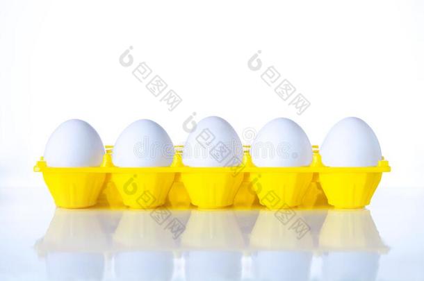 白色的卵采用一黄色的c向t一采用er向白色的b一ckground.