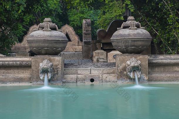古代的游泳水池使在旁边石头使同样<strong>地王</strong>国