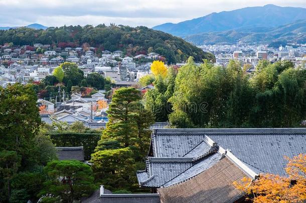 风景京都城市从<strong>金卡</strong>库吉庙采用秋植物的叶子海