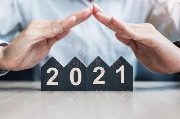 商人手越过<strong>2021</strong>幸福的新的年和房屋模型向英语字母表的第20个字母