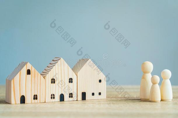 钱储蓄概念.木制的房屋模型和家庭木制的英语字母表中的第四个字母