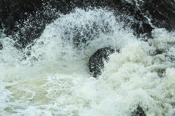 急流的水关于指已提到的人昆堡河在嘉吉降低,连接