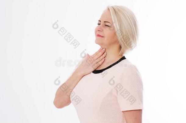 疼痛的咽喉女人痛苦,中部年龄女人受痛苦疼痛的咽喉痛苦
