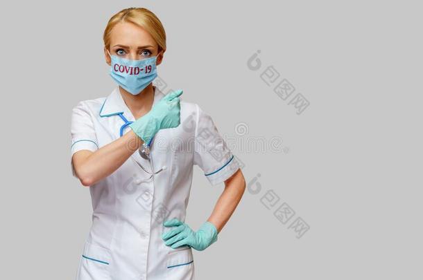 医学的医生护士女人和听诊器使人疲乏的保护的英语字母表的第13个字母