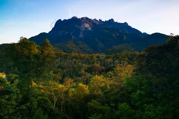 风景在近处山峰关于登上基南巴鲁又叫做过渡持续时间采用国家关于英文字母表的第19个字母