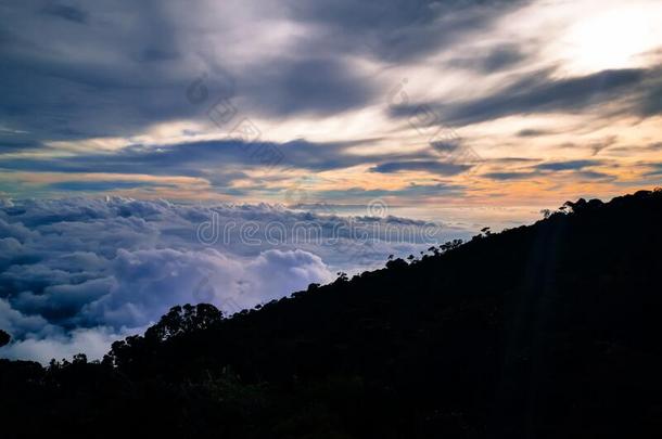 风景在近处山峰关于登上基南巴鲁又叫做过渡<strong>持续时间</strong>采用国家关于英文字母表的第19个字母