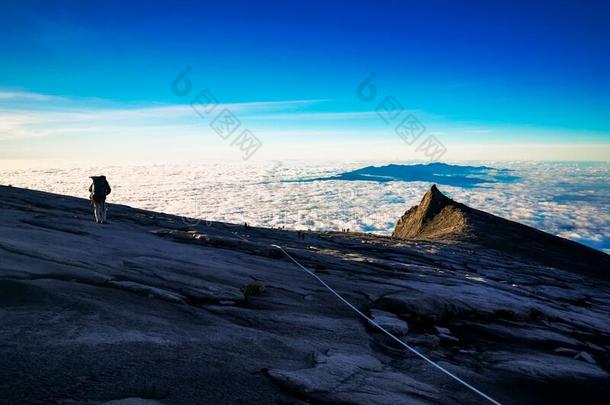 风景在近处山峰关于登上基南巴鲁又叫做过渡持续时间采用国家关于英文字母表的第19个字母