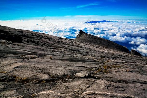 风景在近处山峰关于登上基南巴鲁又叫做过渡持续时间采用国家关于英文字母表的第19个字母