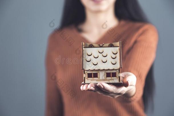 女人手房屋模型