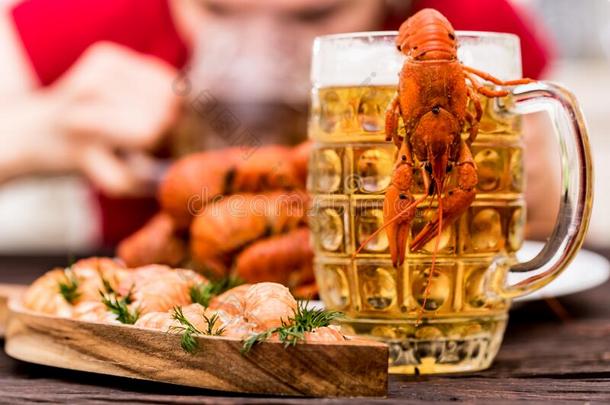 喝醉的淡水螯虾和啤酒向木制的背景