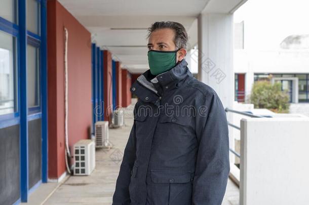 男人使人疲乏的面具和拳击手套为病毒保护