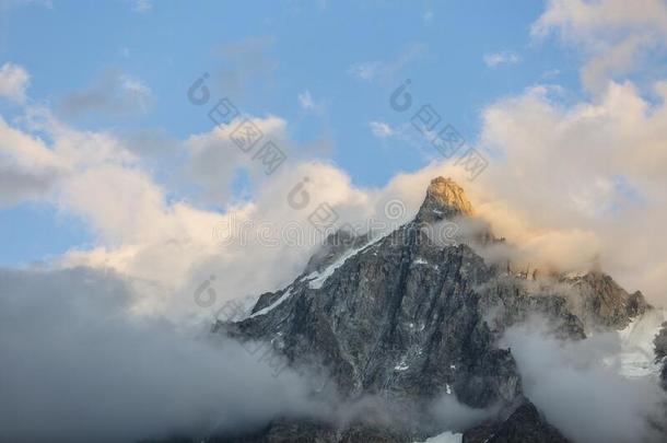 锥状的岩石duty义务中长裙傍晚看法从夏蒙尼montane山地森林-白采用指已提到的人France法国