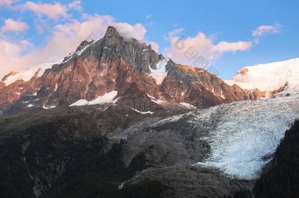 锥状的岩石duty义务中长裙看法从夏蒙尼montane山地森林-白采用指已提到的人法国的高山