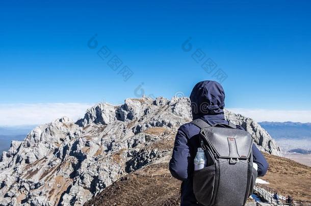 年幼的男人旅行支票同行的在什卡雪山或蓝色月亮