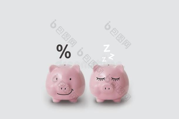 两个小猪银行睡眠和微笑的和一百分比象征